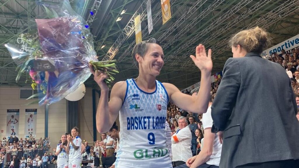 Basket féminin : les équipes se préparent pour la Coupe du monde avec des entraînements intensifs.