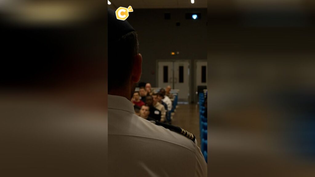 Les premiers volontaires du service national en France s’engagent pour la défense nationale.