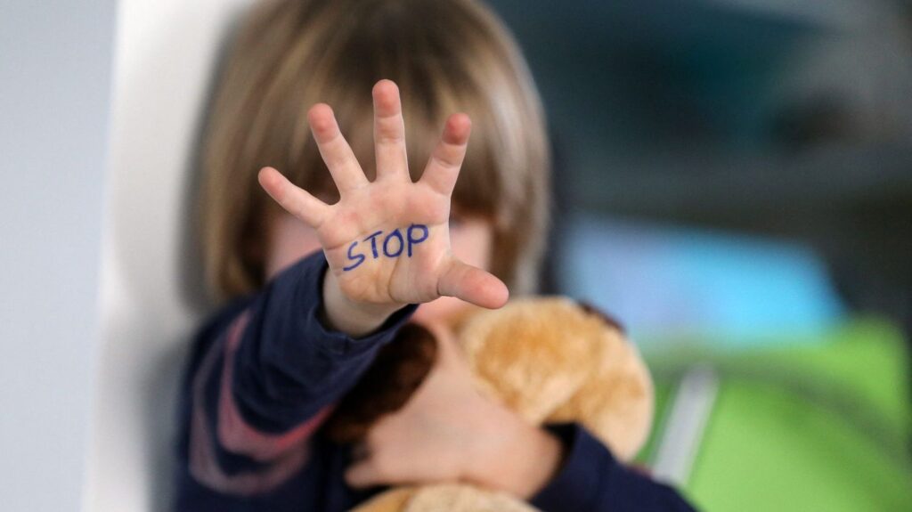 Violences faites aux enfants en milieu périscolaire : un combat en cours en France
