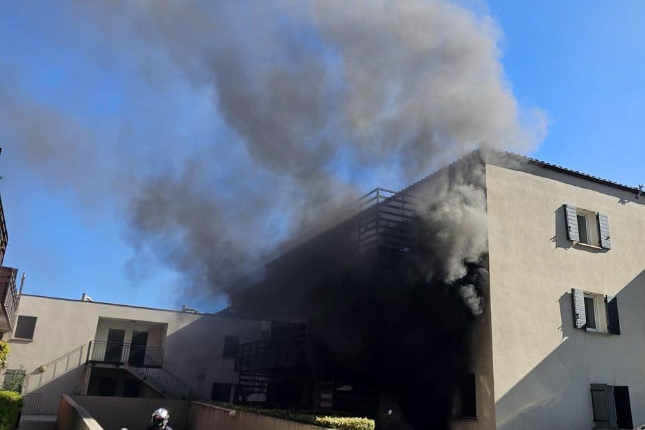 Seniors d’une résidence confrontés à des toilettes sur un parking après un incendie.