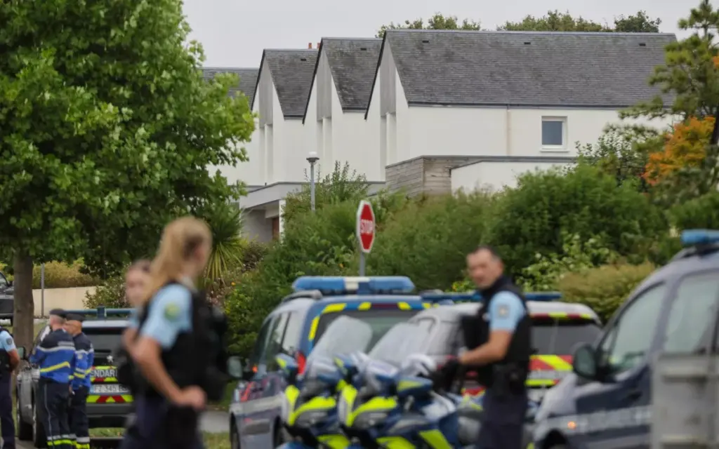 Drame à Plourin-lès-Morlaix : une femme tuée, son compagnon blessé, voisin suspecté.