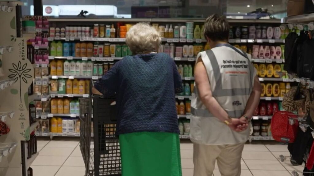 Les supermarchés français adaptent leurs services pour répondre aux besoins des seniors.