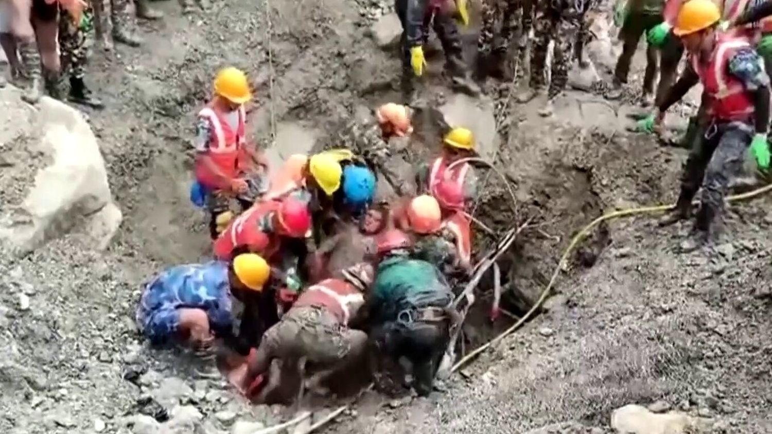 Népal : deux ouvriers retrouvés vivants après neuf jours dans un tunnel inondé