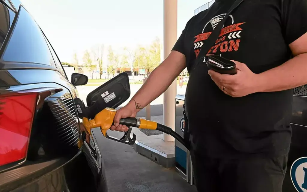 Prix du carburant : le coût mensuel d’une voiture essence triple par rapport à une électrique.