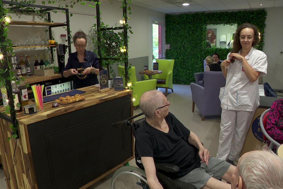 Un bistrot dans un EHPAD en France pour lutter contre l’isolement des personnes âgées.