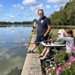 Des enfants atteints de myopathies découvrent la pêche avec des Youtubeurs au Téléthon