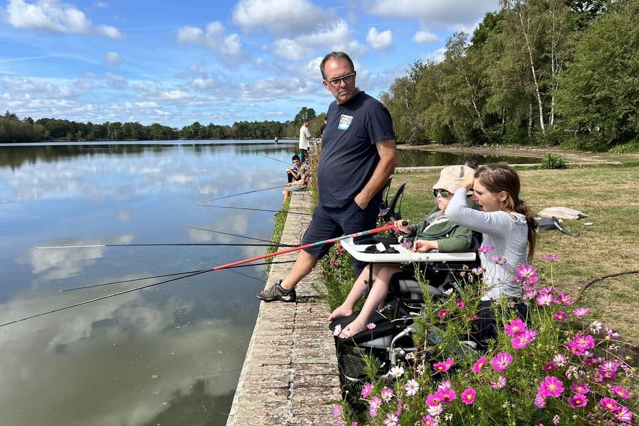 Des enfants atteints de myopathies découvrent la pêche avec des Youtubeurs au Téléthon