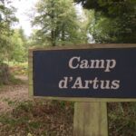 Le Camp d&rsquo;Artus en Bretagne : une reconstitution d&rsquo;un village gaulois authentique.