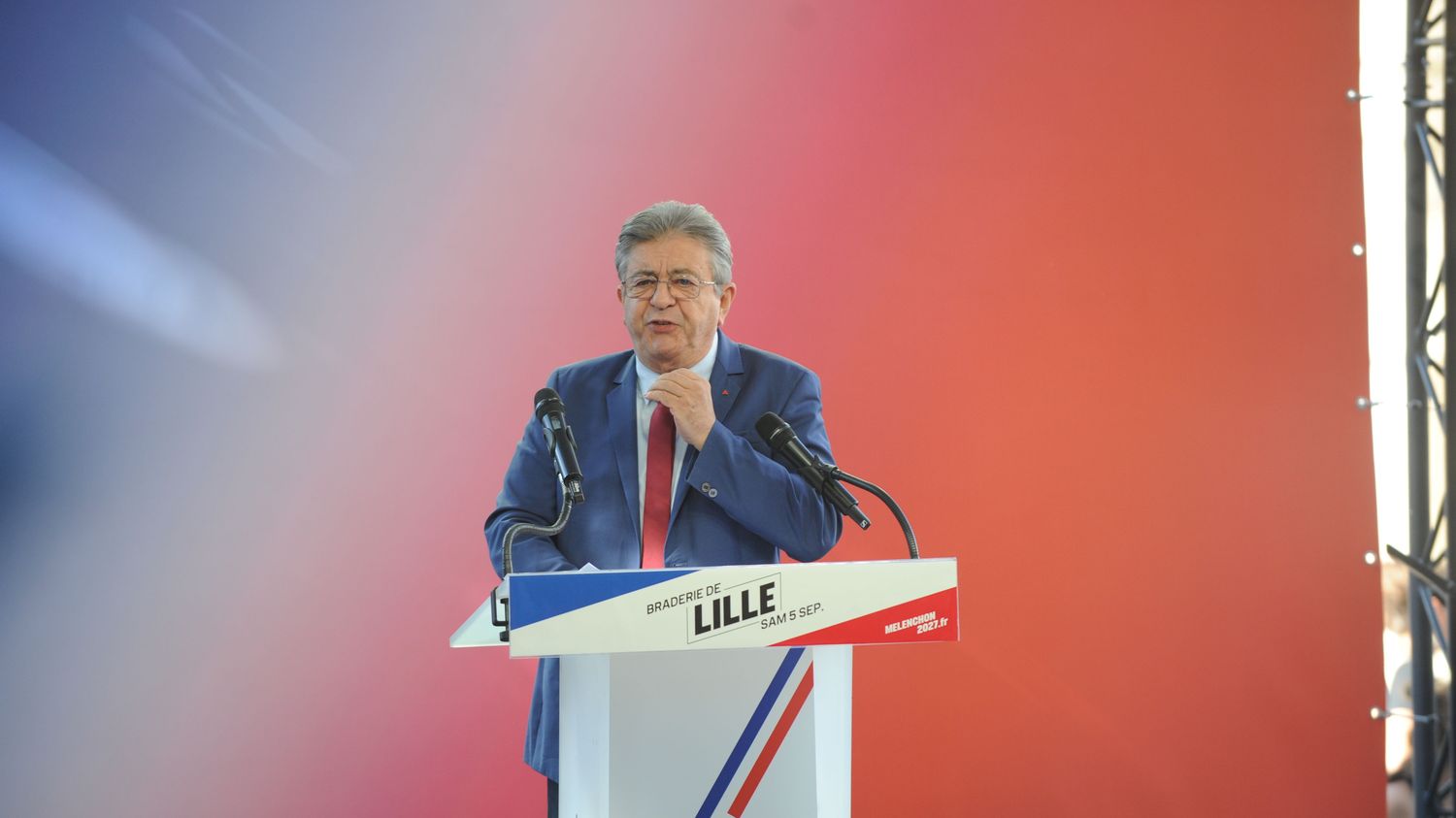 Jean-Luc Mélenchon critique Jordan Bardella à Lille, le qualifiant de « fasciste sans réputation ».