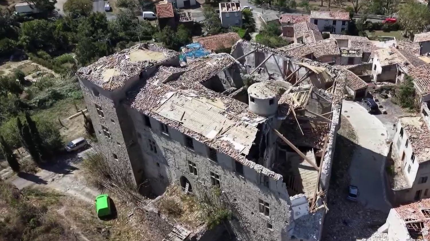 Évacuation d’habitants dans l’Aude face à la menace d’effondrement d’un château après une tornade.