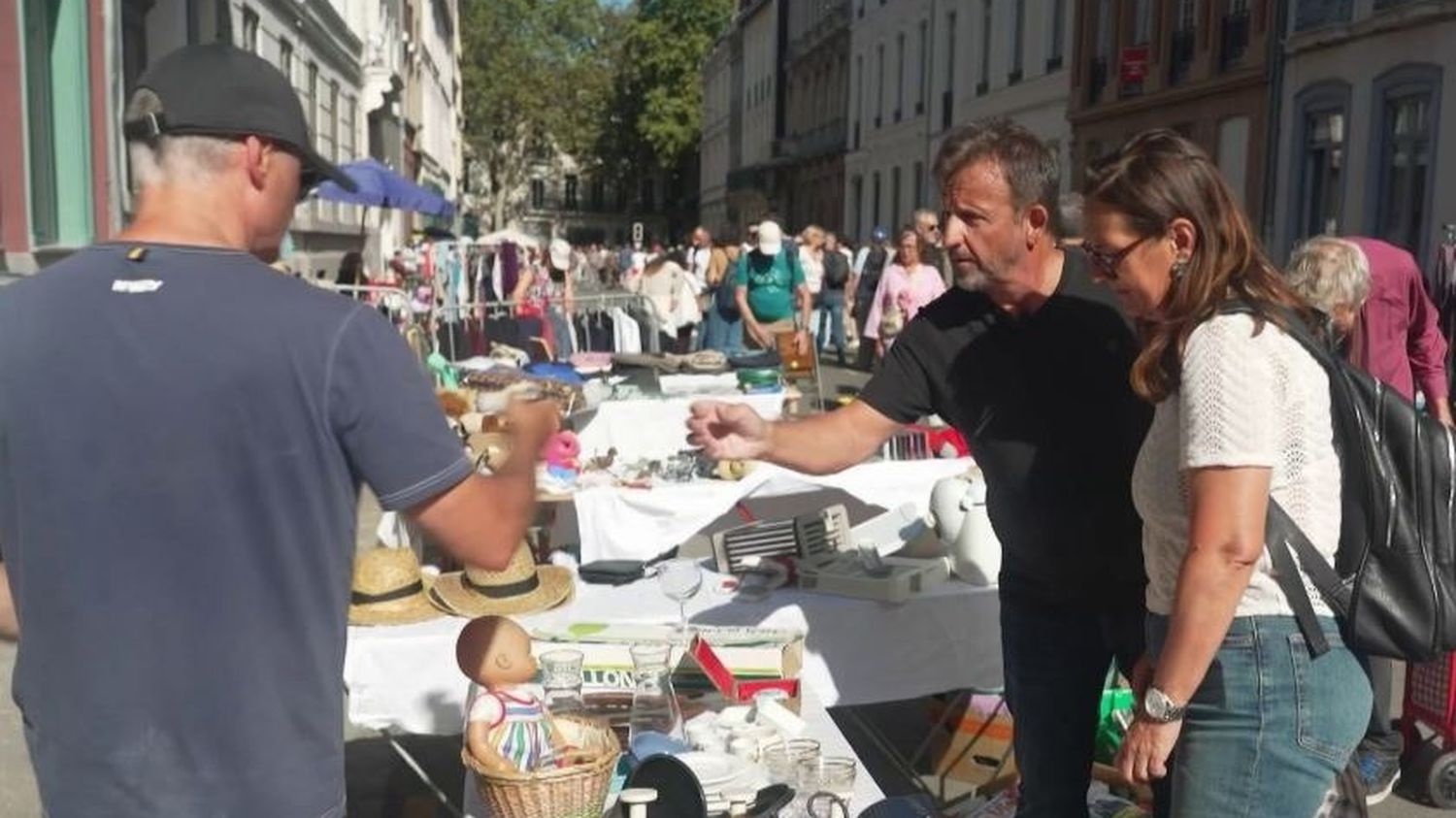 Braderie de Lille : les forces de l’ordre interviennent contre la vente d’objets illégaux