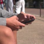 Lycées français s&rsquo;adaptent à l&rsquo;interdiction des téléphones portables malgré la prise de conscience des élèves.