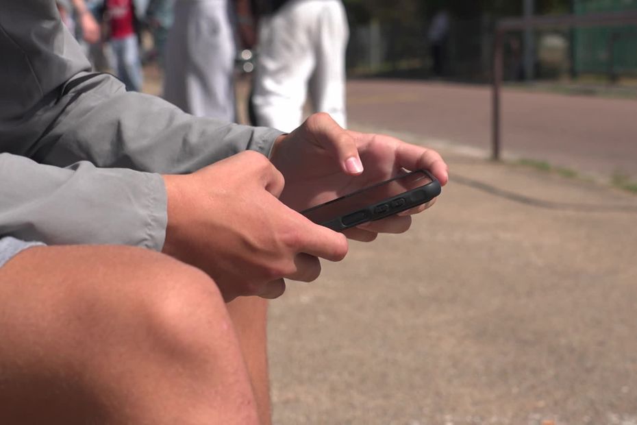 Lycées français s’adaptent à l’interdiction des téléphones portables malgré la prise de conscience des élèves.