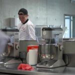 Les jeunes artisans français privilégient le travail manuel face à l’essor de l’IA.