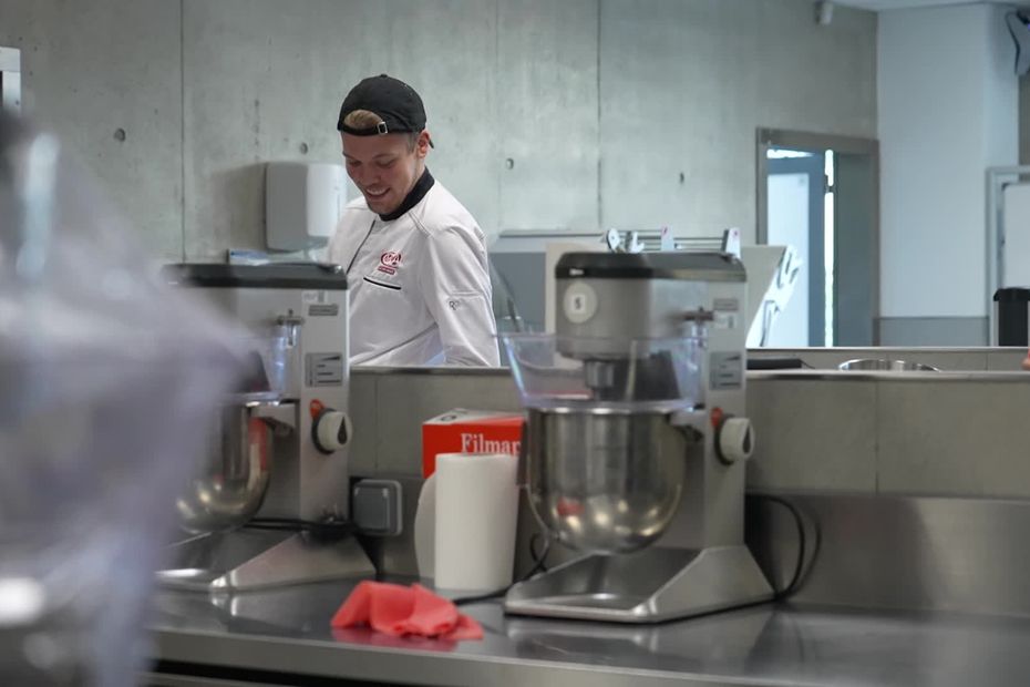 Les jeunes artisans français privilégient le travail manuel face à l’essor de l’IA.