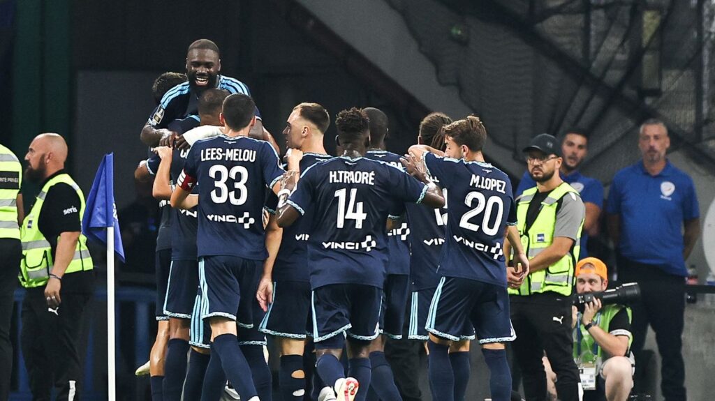 Le Paris FC remporte une victoire au Vélodrome grâce à un triplé de Lassine Sinayoko.