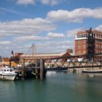 Manifestation anti-migrants à Portsmouth, Royaume-Uni, après l&rsquo;arrivée d&rsquo;une embarcation