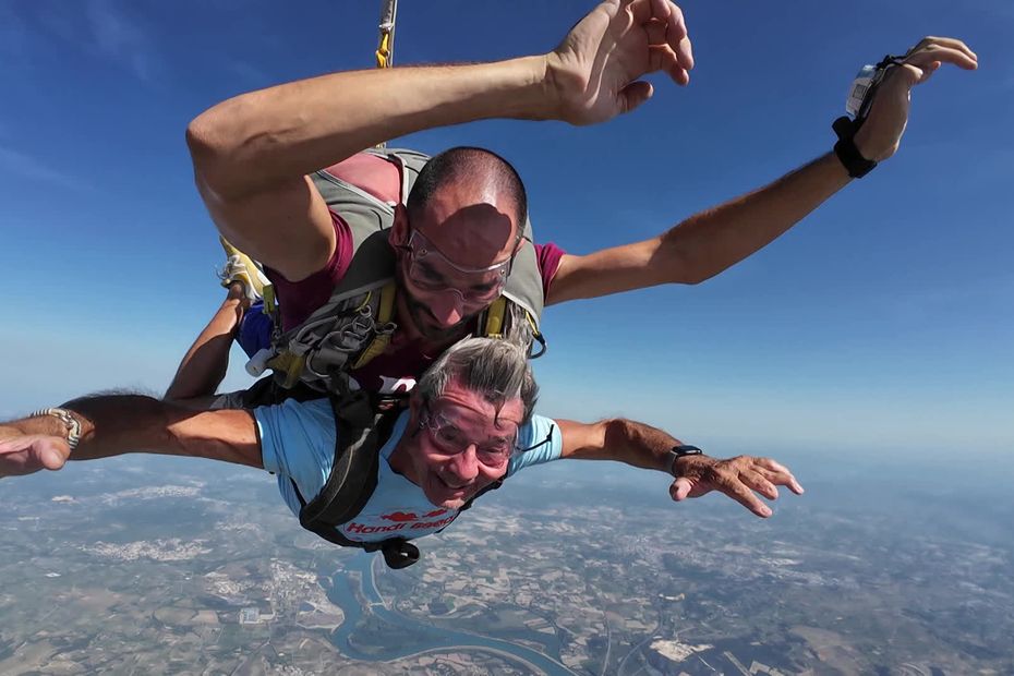 Maxime, atteint de paralysie cérébrale, fait sauter en parachute des personnes handicapées.