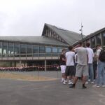 Rénovation du restaurant universitaire de Rennes : un espace repensé et sa structure mise en valeur.