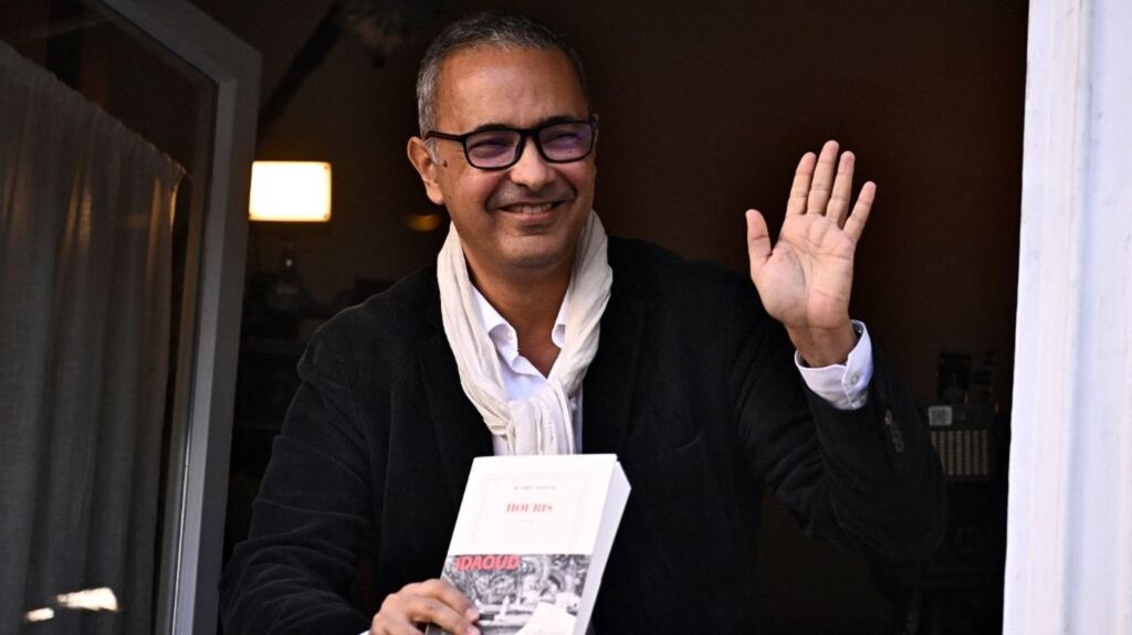 Kamel Daoud relaxé dans une affaire de diffamation intentée par Saâda Arbane en Algérie.