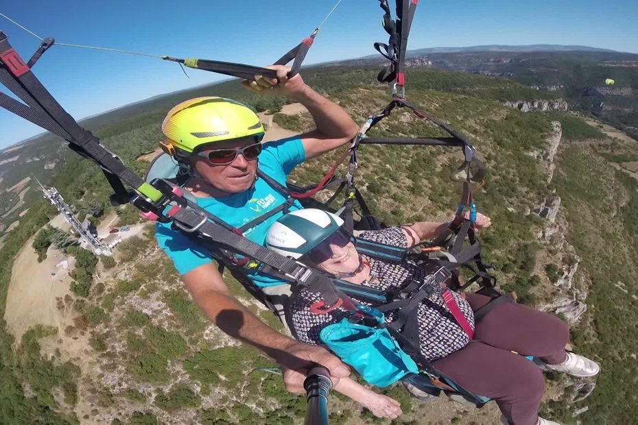 Saut en parapente à 90 ans : Roselyne et deux résidents d’un Ehpad survolent Millau.