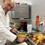 Michel Portos cuisine pour les internes en médecine à Saint-Brieuc dans un self d&rsquo;hôpital.