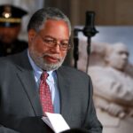 Trump cible le directeur de la Smithsonian Institution, qui annonce son départ.