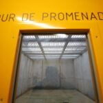 Conditions de détention dénoncées à la prison d’Aix-Luynes, infestée de cafards et dégradée.