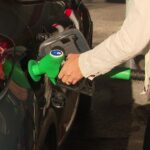 Prix des carburants en hausse à 2,50 euros : tensions croissantes à la pompe en France.
