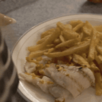 Poisson local au menu des cantines en Bretagne, apprécié pour sa fraîcheur et son goût.