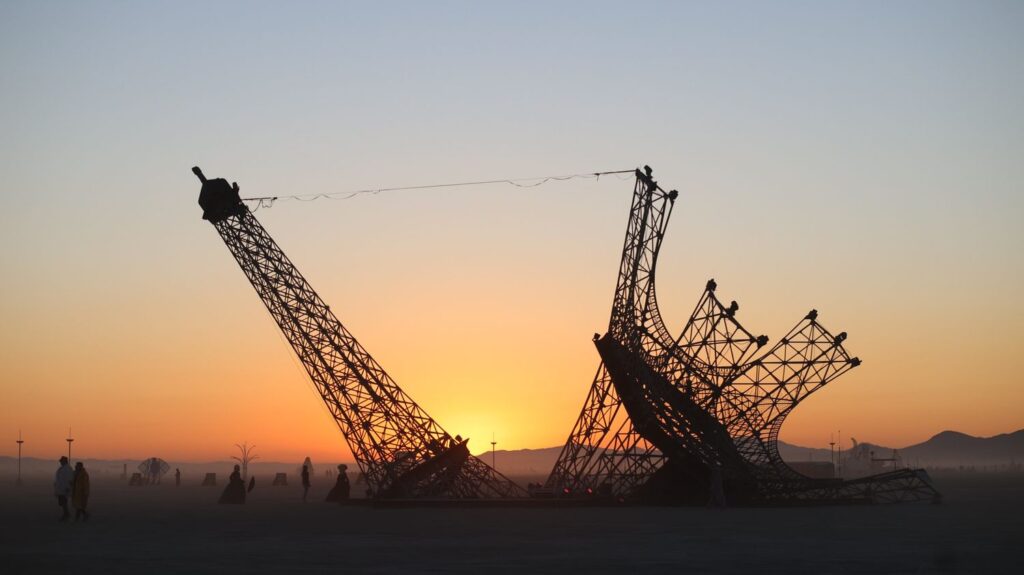 La tour Eiffel reproduite, vedette du festival Burning Man, mise aux enchères à Paris