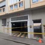Meurtre à coups de couteau dans une station balnéaire : l’auteur toujours en fuite, sécurité renforcée.