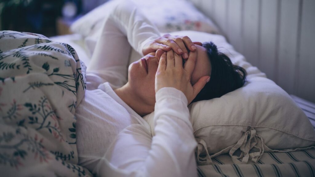 Quand le désir de bien dormir entraîne des insomnies selon des experts français