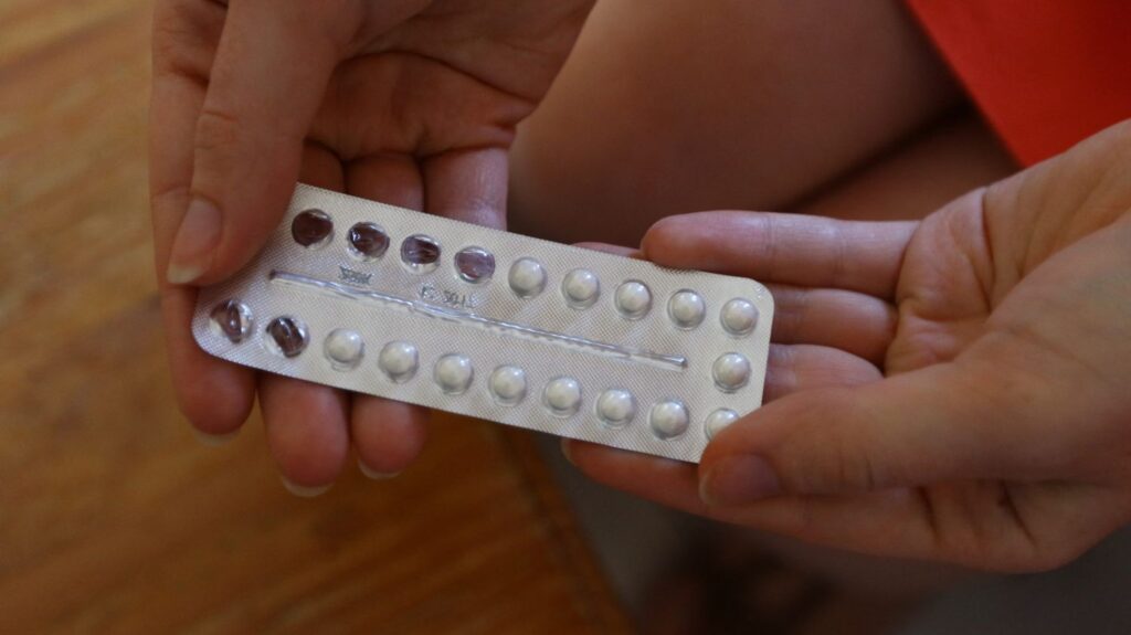 Contraceptifs au désogestrel : un gynécologue minimise le risque de méningiome
