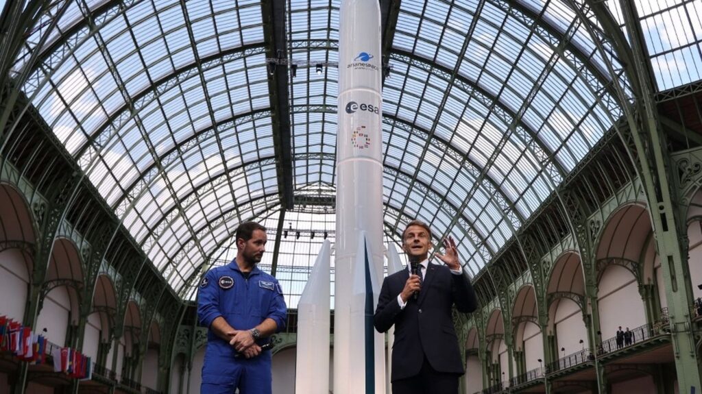 Emmanuel Macron exhorte l’Europe à développer ses propres capacités de vols habités dans l’espace.