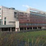 Six soignants d&rsquo;un hôpital suspendus après des accusations de maltraitance, enquête ouverte.