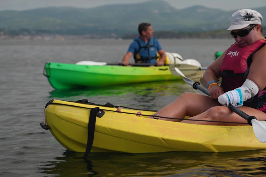 Des personnes en situation de handicap font du kayak pour la première fois après un accident.