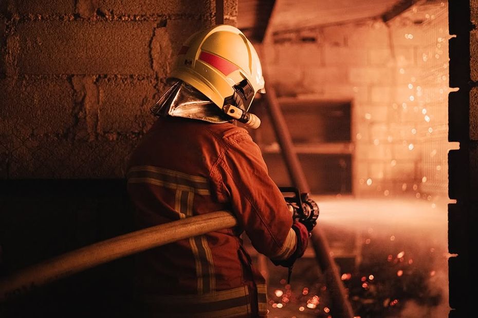 Un incendie détruit une maison abandonnée et menace une forêt voisine.