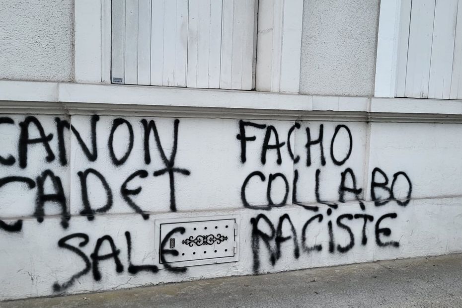 Tags injurieux anti-nazis découverts sur l’hôtel de ville et le domicile du maire à Périgueux.