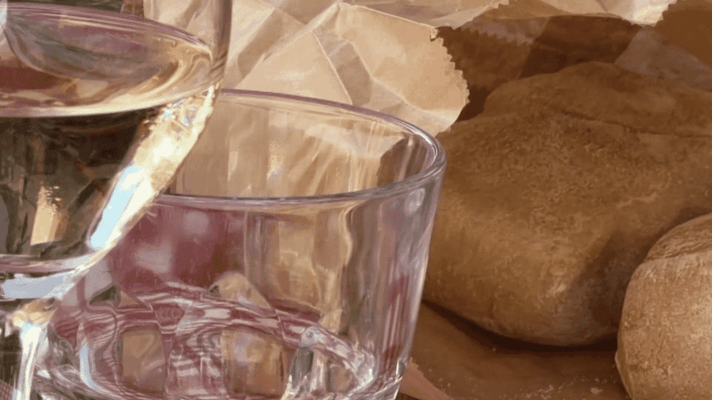 Faut-il faire payer le pain et l’eau dans les restaurants français ? Débat en cours.