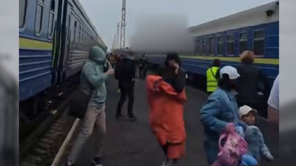 La Russie attaque un train à 800 mètres de la frontière polonaise.