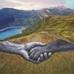 Une fresque éphémère géante célèbre le lien entre l’homme et le chien face au mont Blanc.