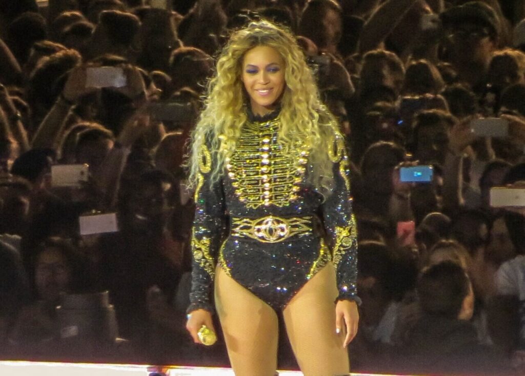 Beyoncé révèle des racines bretonnes, ancrant son héritage dans l’île de Bretagne.