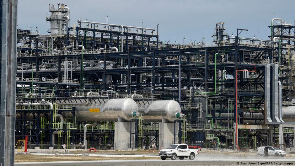 Dangote ouvre sa méga-raffinerie au Nigeria pour renforcer l’approvisionnement en pétrole en Afrique.