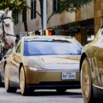 Tesla déploie des robots-taxis à New York, face aux critiques sur l’IA et les techno-fachos.