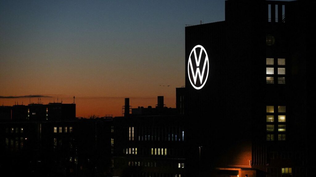 Volkswagen annonce la suppression de 100 000 emplois, fermetures d’usines à l’étude.