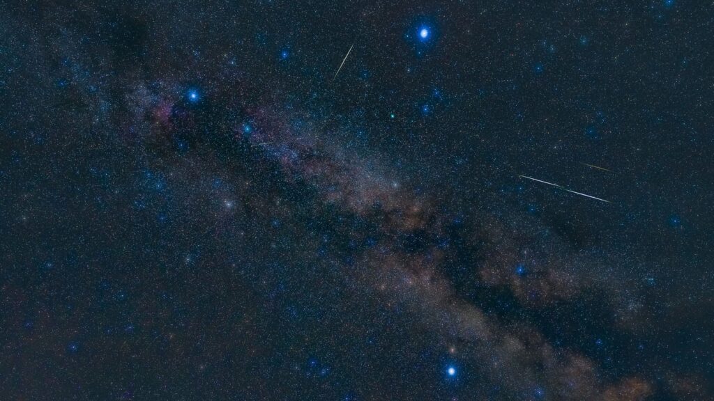 Le Triangle d’Été : trois étoiles et un mystère saisonnier à explorer.