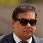 Kalshi interdit à vie l’ex-élu George Santos, marquant une première dans la plateforme de prédiction.