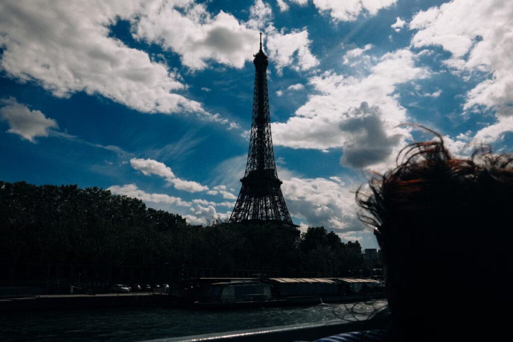 Grève à la tour Eiffel contre l’éviction du personnel féminin lors d’une visite hindoue.