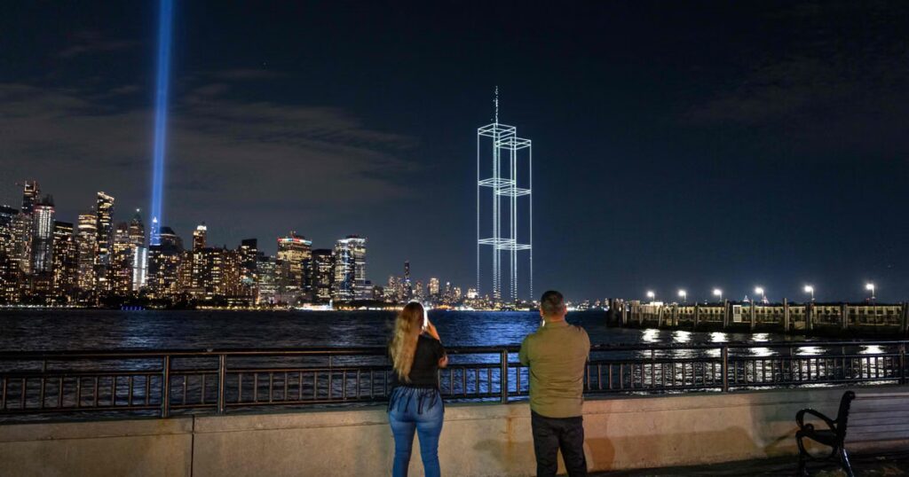 Drones dessinent les tours jumelles dans le ciel de New York pour commémorer le 11 Septembre
